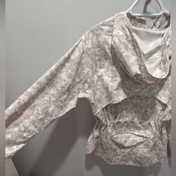 Athleta Camo RUNNING FREE REFLECTIVE JACKET Pink White M EUC - Picture 14 of 15